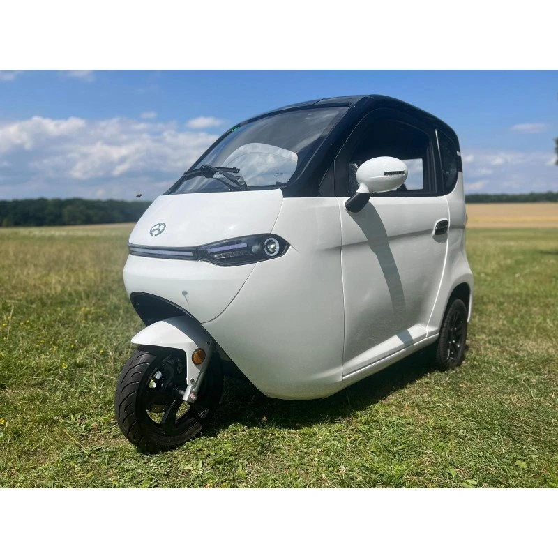 Trīsriteņu elektriskais transportlīdzeklis ar jumtu